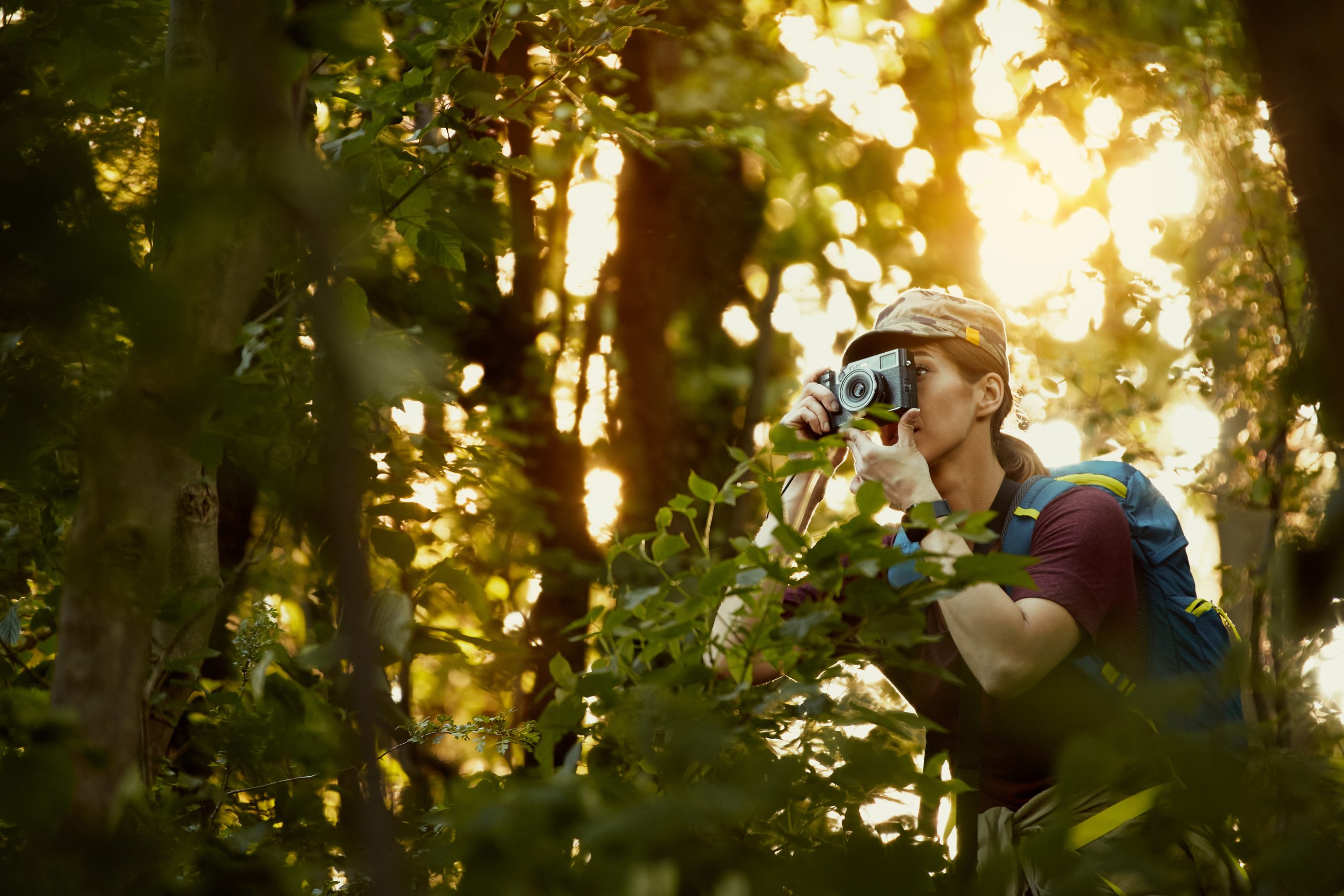 Frau fotografiert im Wald